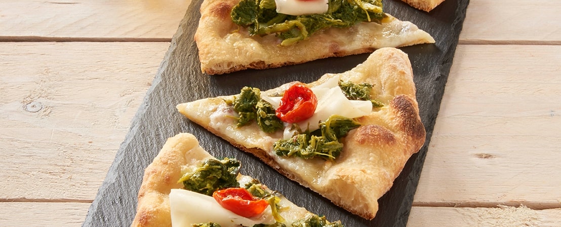 Pizza con friarielli, caciocavallo e pomodorini dorati