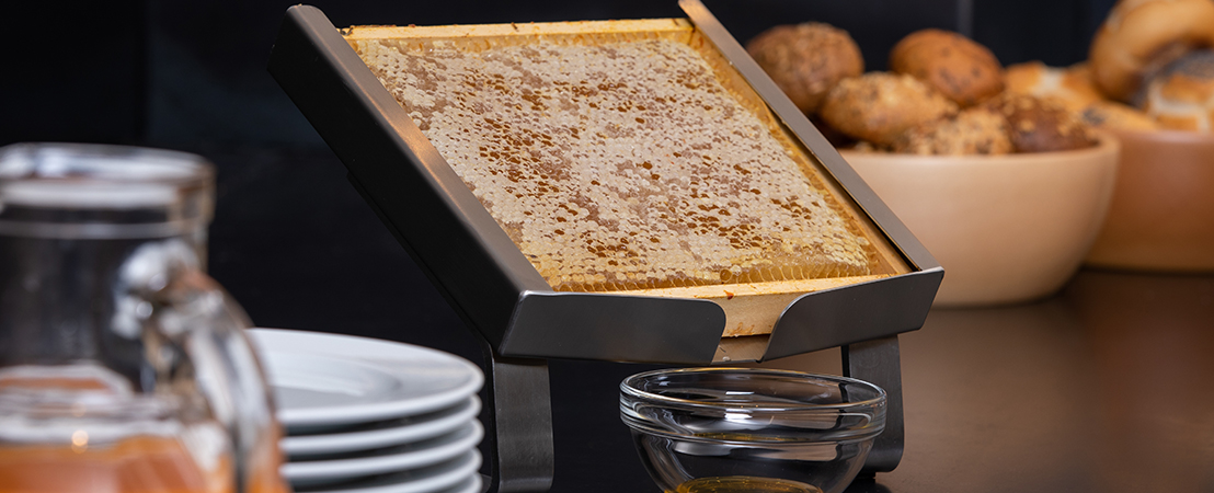 Favo di miele sul tavolo della colazione