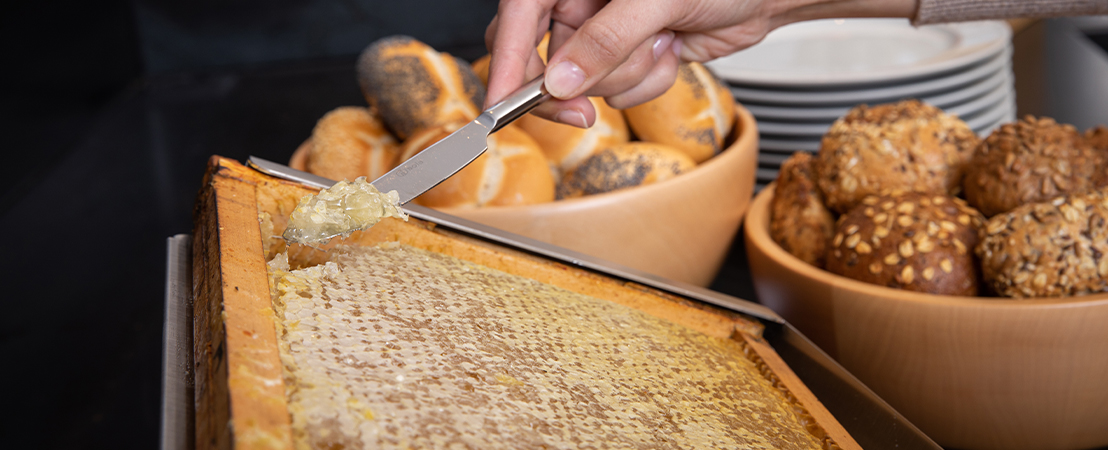 Miele che cola davanti al favo di miele