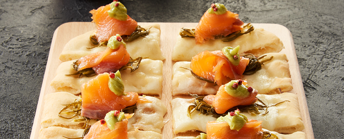 Pizza P.A.L.A. con salmone affumicato, agretti, salsa guacamole e pepe rosa