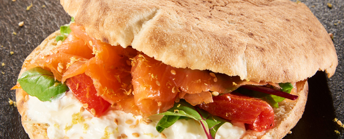 Puccia salentina con salmone affumicato, stracciatella e pomodori canditi