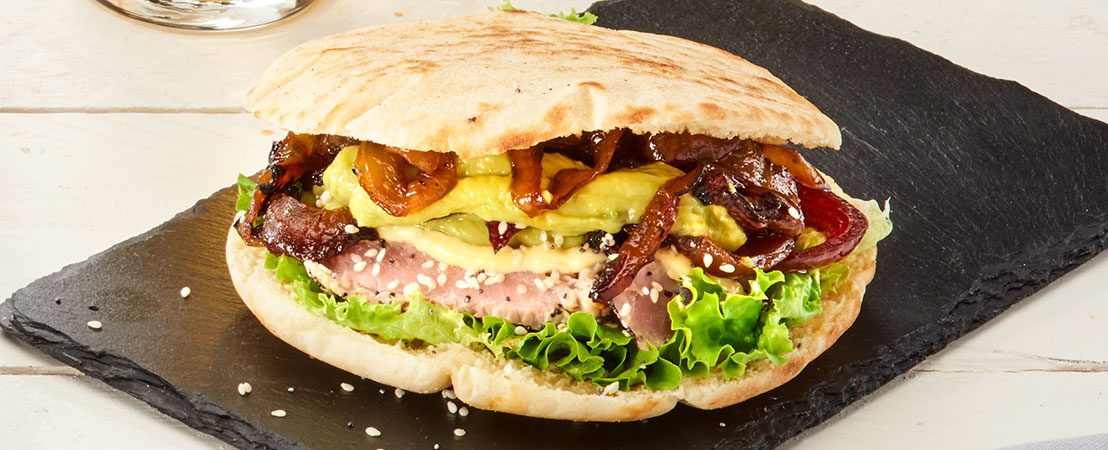 Puccia con tonno scottato al sesamo e papavero, cipolla scottata al forno, guacamole e sauce tartare