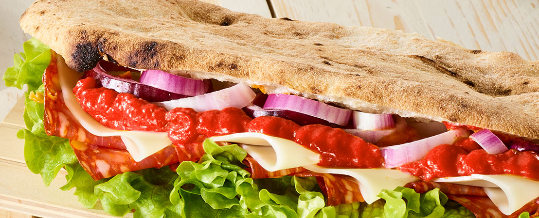 Saltimbocca con caciocavallo, salsa di nduja, cipolla di tropea e spianata piccante