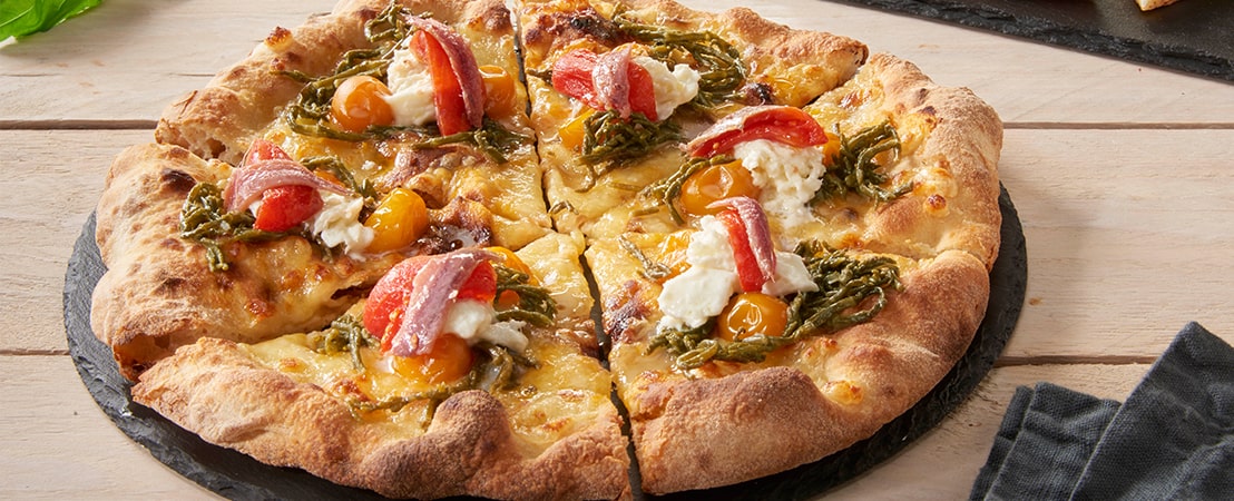 Pizza ai due pomodori, salicornia, bufala e acciughe