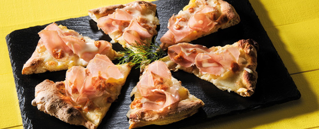 Pizza crudo, pelati gialli, pesto rosso e pecorino