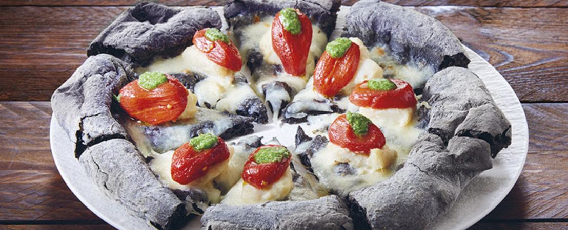 Pizza nera con baccalà, pizzutello e pesto