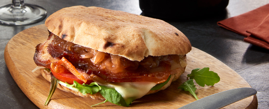 Puccia con porchetta e cipolla caramellata