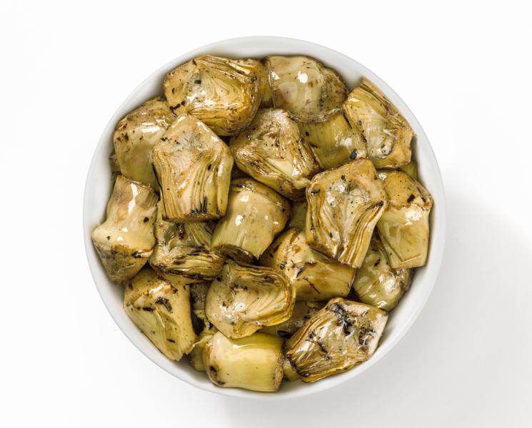 Boccioli di carciofi grigliati tagliati a metà