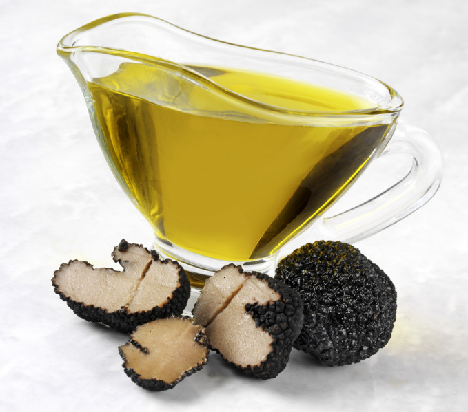 Condimento al profumo di tartufo in olio extravergine d’oliva (Condiment parfumé à la truffe dans de l'huile d'olive extra vierge)
