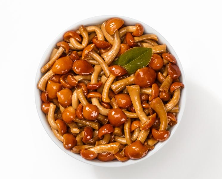 Funghi Famigliola gialla per antipasti (Setas nameko para entrantes)