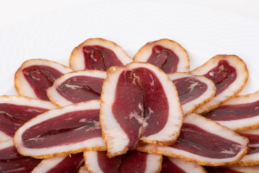 Petto d’oca stagionato e affumicato - Cured smoked goose breast