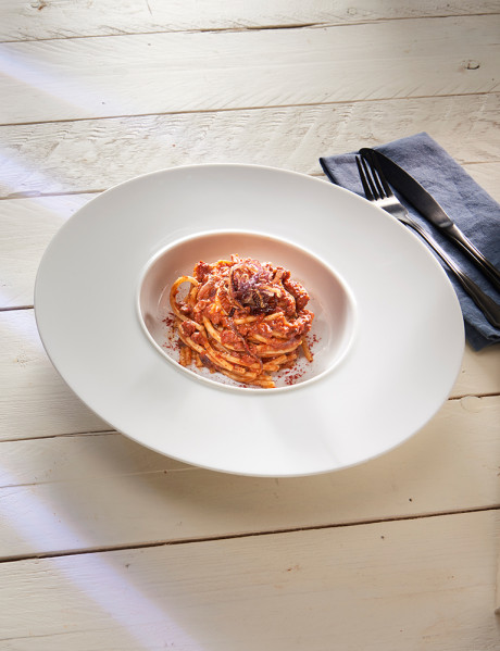 Meeresfrüchte-Amatriciana: Spaghetti alla chitarra mit Krakensauce, frittierten Zwiebeln und geräuchertem Paprikapulver