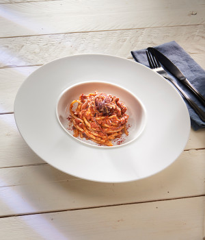 Meeresfrüchte-Amatriciana: Spaghetti alla chitarra mit Krakensauce, frittierten Zwiebeln und geräuchertem Paprikapulver