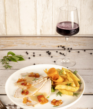 Arista (longe) de porc avec chutney Ananas et Poivrons, romarin frais et pommes de terre au romarin
