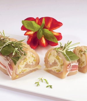 ARROTOLATO DI POLLO CON ASPARAGI E PROSCIUTTO COTTO