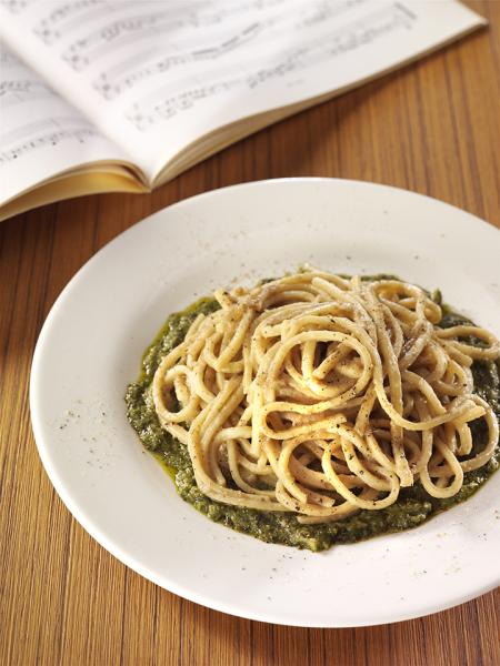 BIGOLI IN SALSA DI ACCIUGHE SU CREMA DI FRIARIELLI