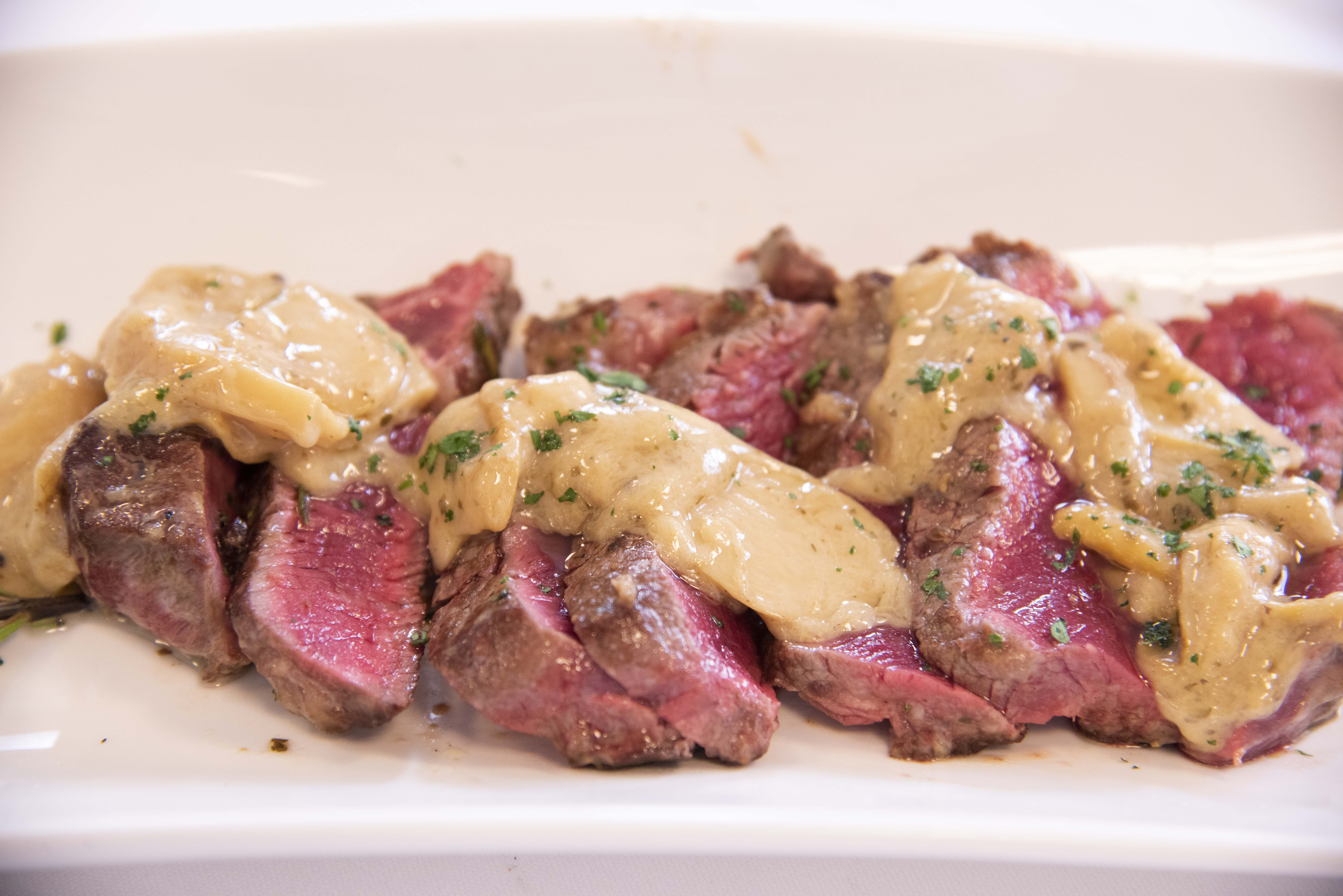 RINDERSTEAK MIT STEINPILZEN UND TRÜFFELBUTTER