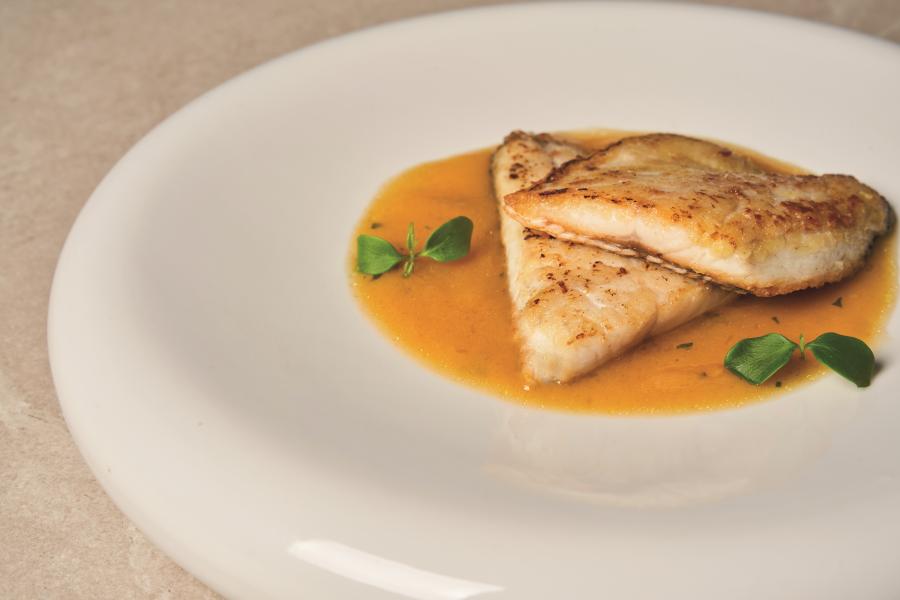 Branzino su vellutata di pomodoro giallo