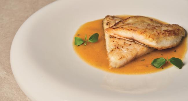Branzino su vellutata di pomodoro giallo