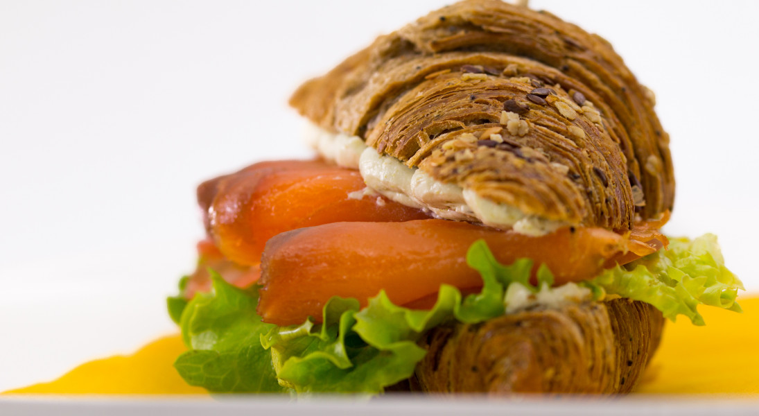 BRIOCHE INTEGRALE AI CEREALI CON CREMA DI SENAPE E SALMONE