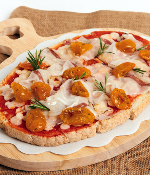 Bruschetta avec des tomates Datterini jaunes et du lard