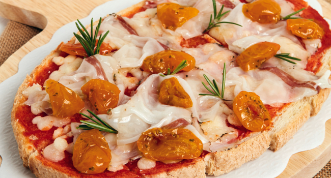 Bruschetta avec des tomates Datterini jaunes et du lard