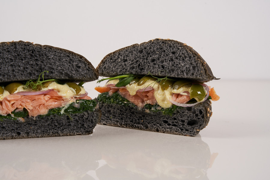 BUN NOIR AUX AGRUMES ET SAUMON