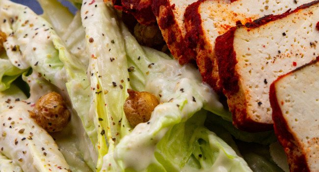 Salade César avec mayonnaise végane et tofu au paprika