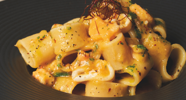 Calamarata con passata gialla e calamari