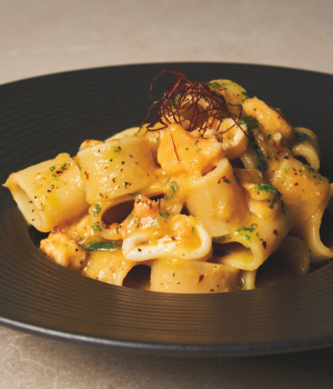 Calamarata con passata gialla e calamari