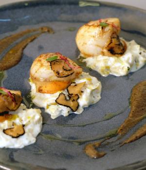 CAPESANTE SU CREMA DI PORRO E TARTUFO