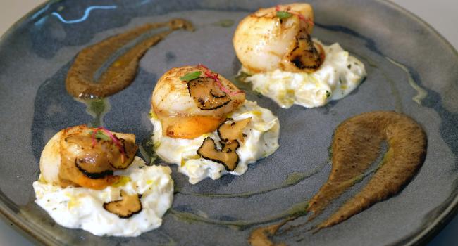 CAPESANTE SU CREMA DI PORRO E TARTUFO