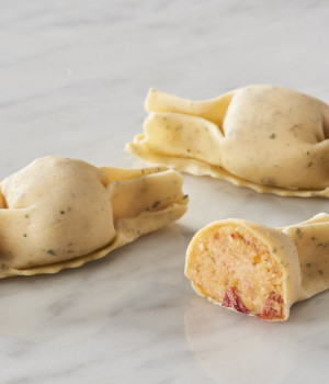 Bonbons au basilic avec tomates « Soleggiati » et pistaches