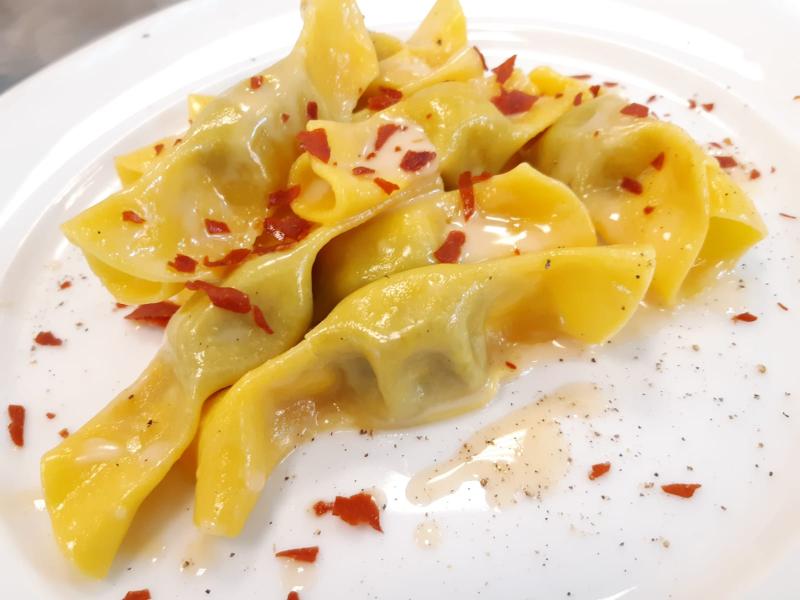 CARAMELLE DI PASTA RIPIENE ALLE ORTICHE CON CREMA DI PARMIGIANO E PROSCIUTTO CROCCANTE