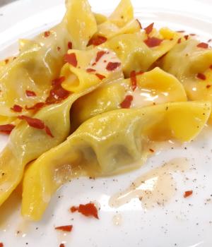 CARAMELLE DI PASTA RIPIENE ALLE ORTICHE CON CREMA DI PARMIGIANO E PROSCIUTTO CROCCANTE