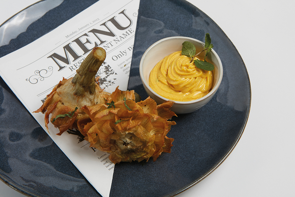 CARCIOFI FRITTI CON MAIONESE ALLA CURCUMA