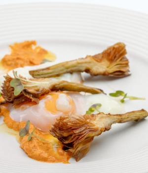 CARCIOFO FRITTO CON UOVO A 63°C E PESTO ROSSO