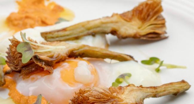 CARCIOFO FRITTO CON UOVO A 63°C E PESTO ROSSO