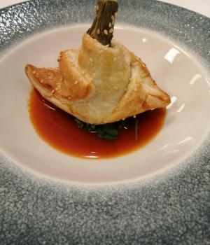 CARCIOFO RIPIENO DI GAMBERETTI E ZENZERO IN CROSTA SU BISQUE DI CROSTACEI