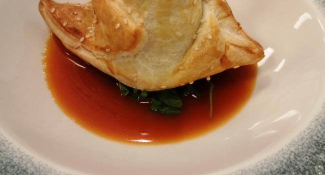 CARCIOFO RIPIENO DI GAMBERETTI E ZENZERO IN CROSTA SU BISQUE DI CROSTACEI