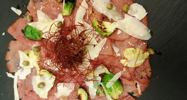 Carne salada con cavolini croccanti, capperini e scaglie di Parmigiano