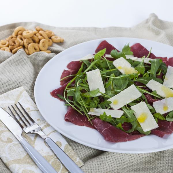 CARPACCIO DI CARNE SALADA CON RUCOLA E GRANA