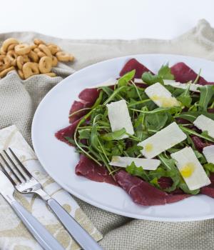 CARPACCIO DI CARNE SALADA CON RUCOLA E GRANA