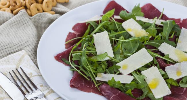 CARPACCIO DI CARNE SALADA CON RUCOLA E GRANA