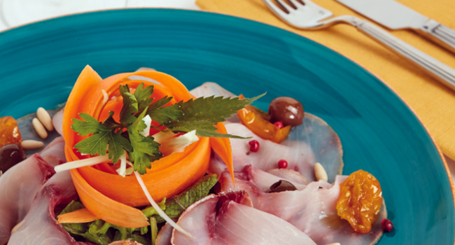 CARPACCIO DI PESCE SPADA CON DATTERINI GIALLI E OLIVE