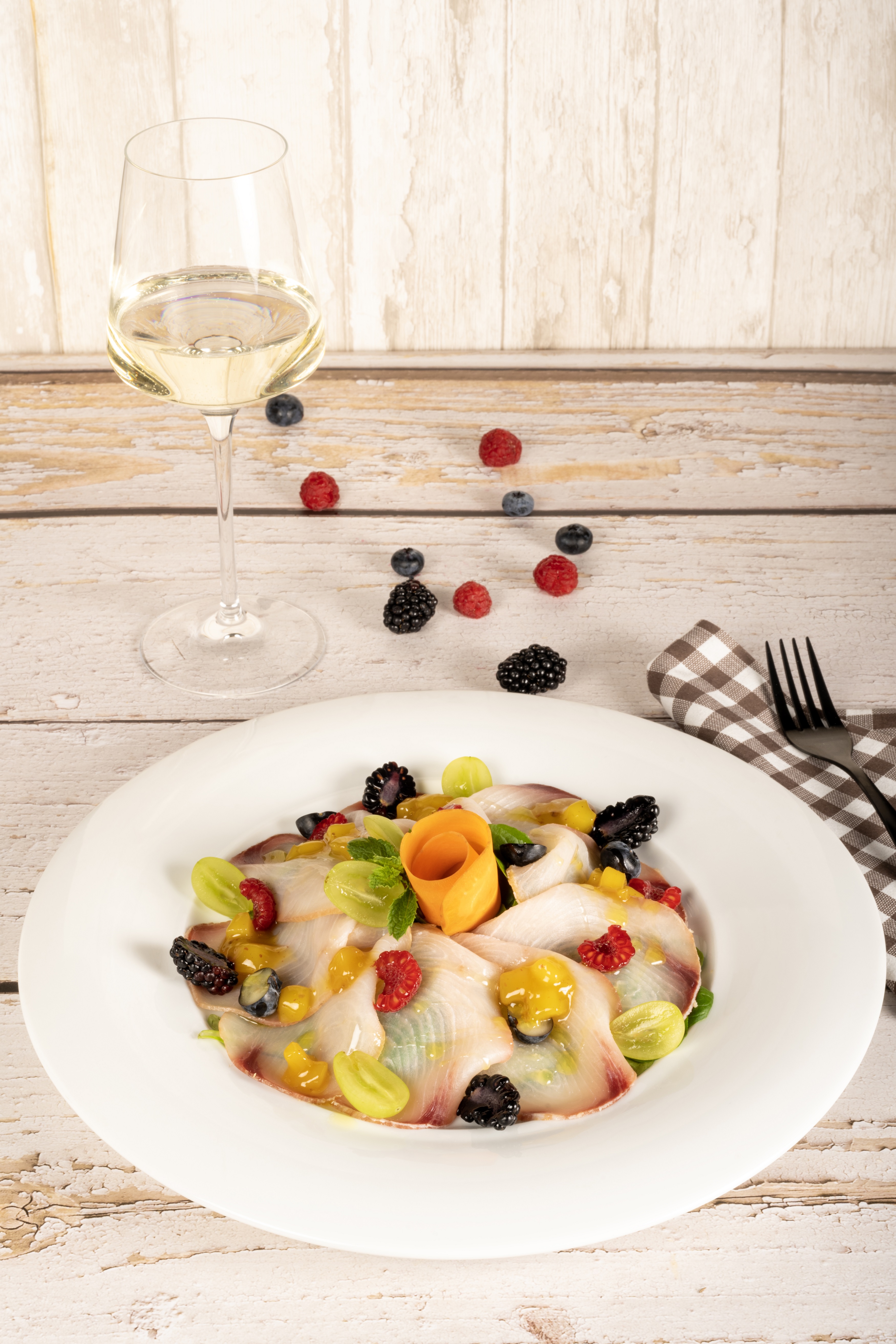 Carpaccio di pesce spada con misticanza, Chutney al Mango e pepe rosa e frutti di bosco freschi