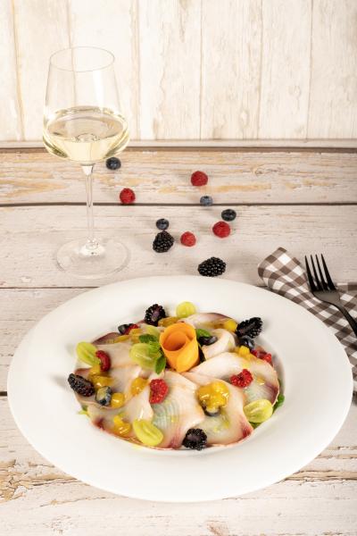 Schwertfisch-Carpaccio mit gemischtem Schnittsalat, Mango-Chutney mit rosa Pfeffer und frischen Waldbeeren - mit Minze garniert