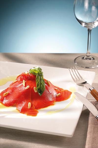 CARPACCIO DI SALMONE CON FINOCCHI POMODORI DATTERINI E PINOLI TOSTATI