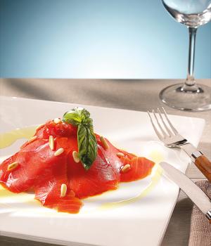 CARPACCIO DI SALMONE CON FINOCCHI POMODORI DATTERINI E PINOLI TOSTATI