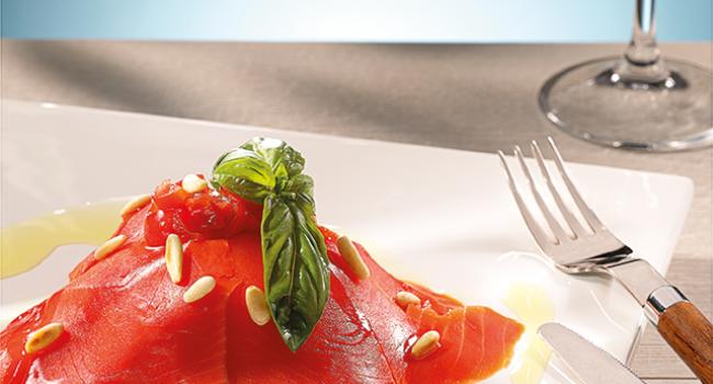 CARPACCIO DI SALMONE CON FINOCCHI POMODORI DATTERINI E PINOLI TOSTATI